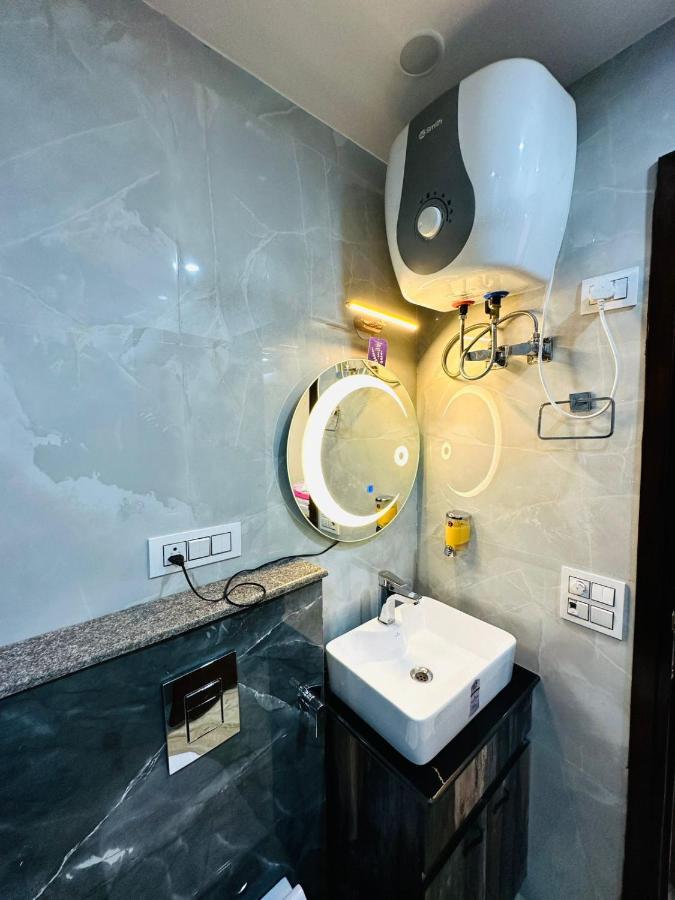 Hotel Samrat Residency 10 Mints Walking Distance Nizamuddin Railway Station Ню Делхи Екстериор снимка