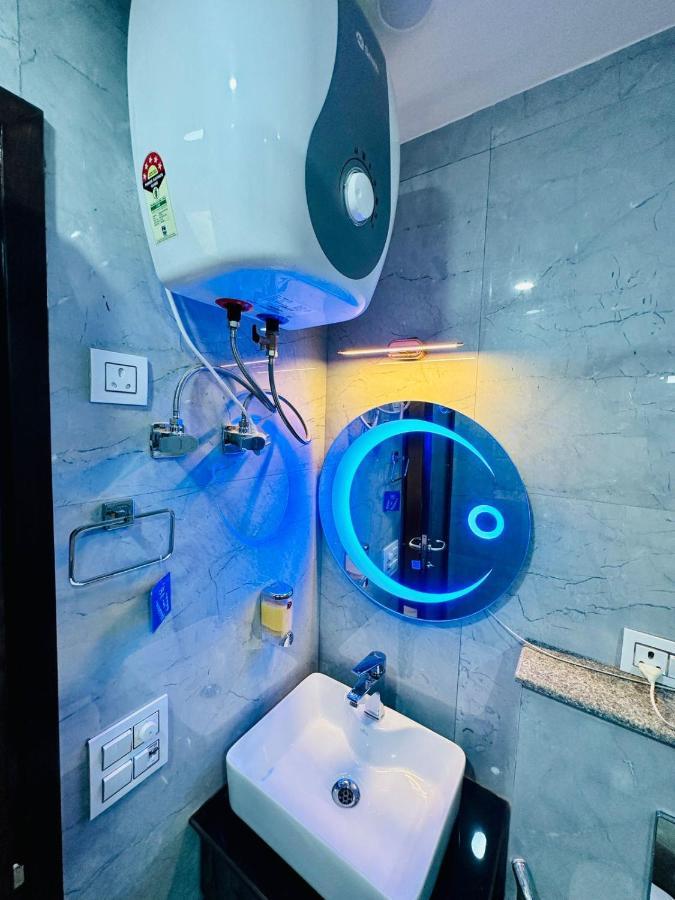 Hotel Samrat Residency 10 Mints Walking Distance Nizamuddin Railway Station Ню Делхи Екстериор снимка