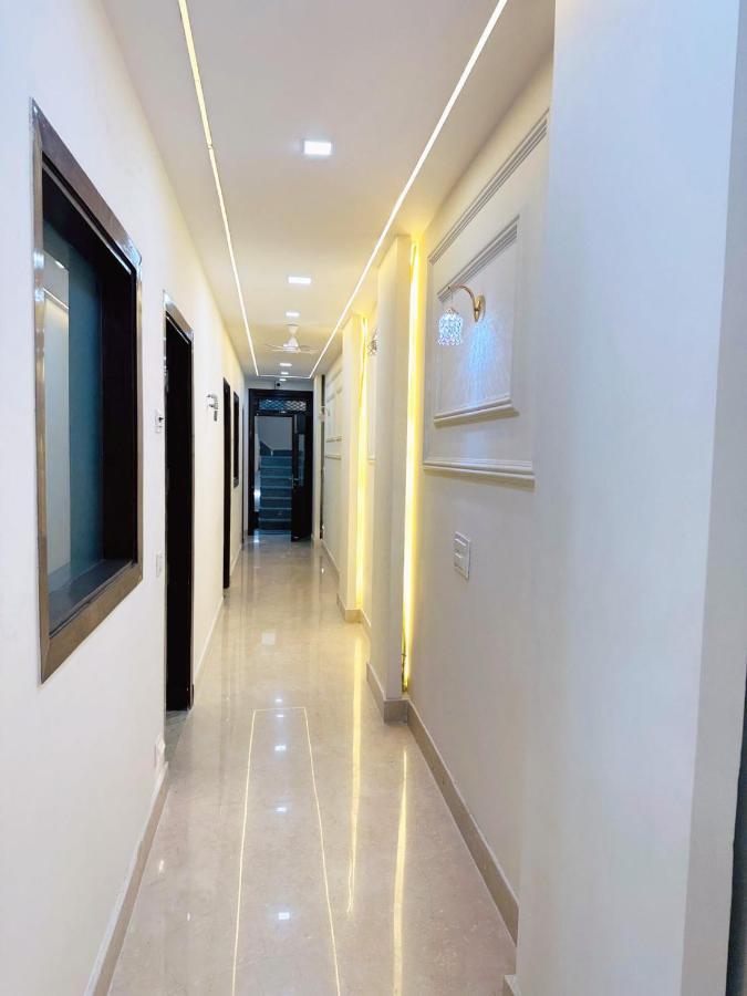 Hotel Samrat Residency 10 Mints Walking Distance Nizamuddin Railway Station Ню Делхи Екстериор снимка