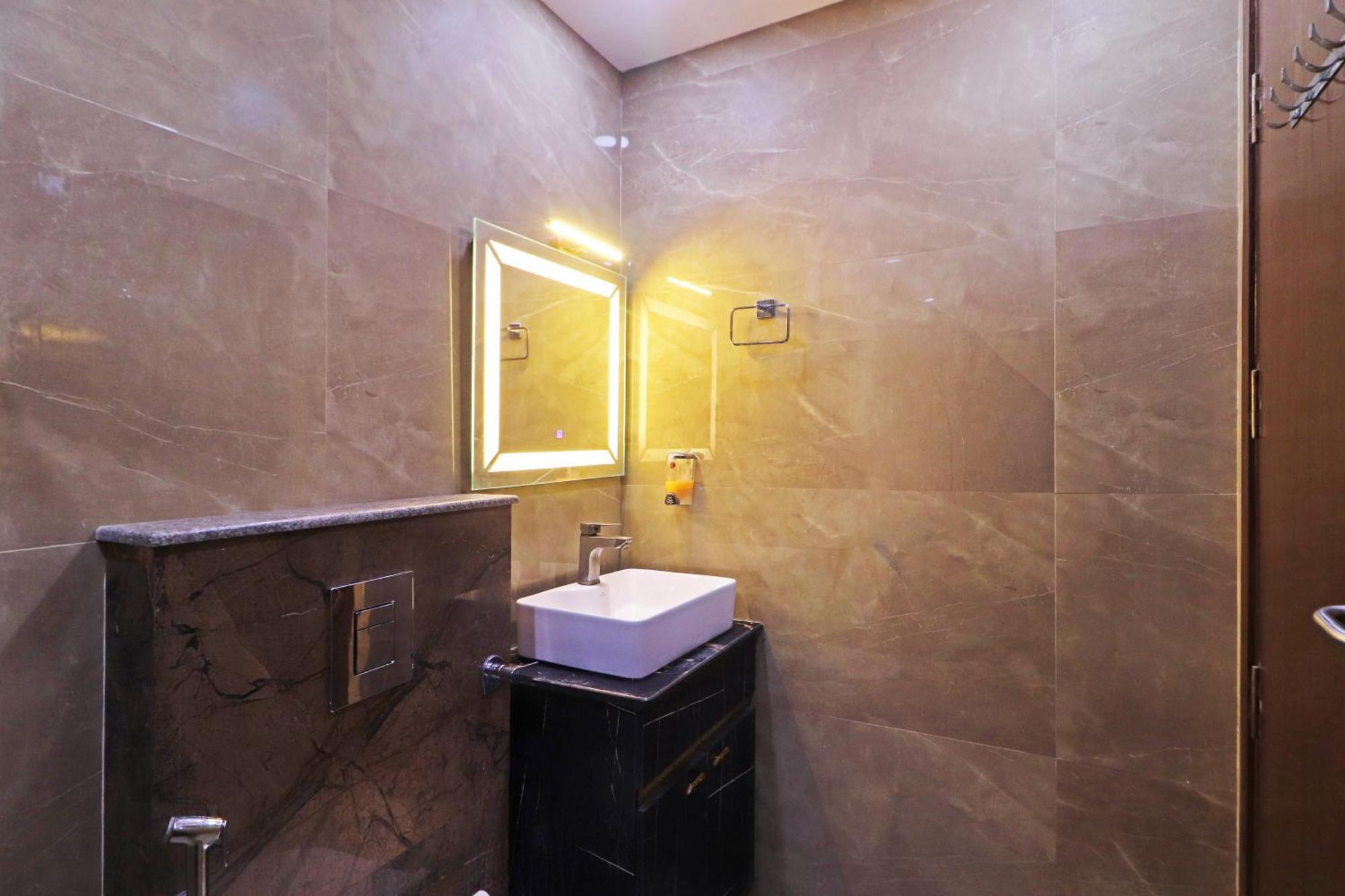 Hotel Samrat Residency 10 Mints Walking Distance Nizamuddin Railway Station Ню Делхи Екстериор снимка