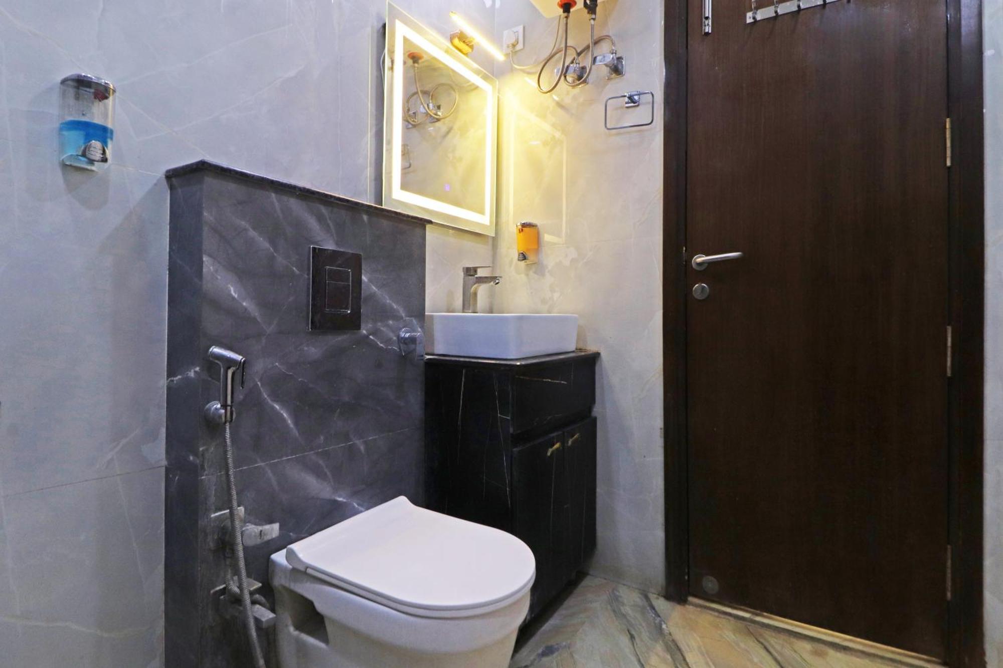Hotel Samrat Residency 10 Mints Walking Distance Nizamuddin Railway Station Ню Делхи Екстериор снимка