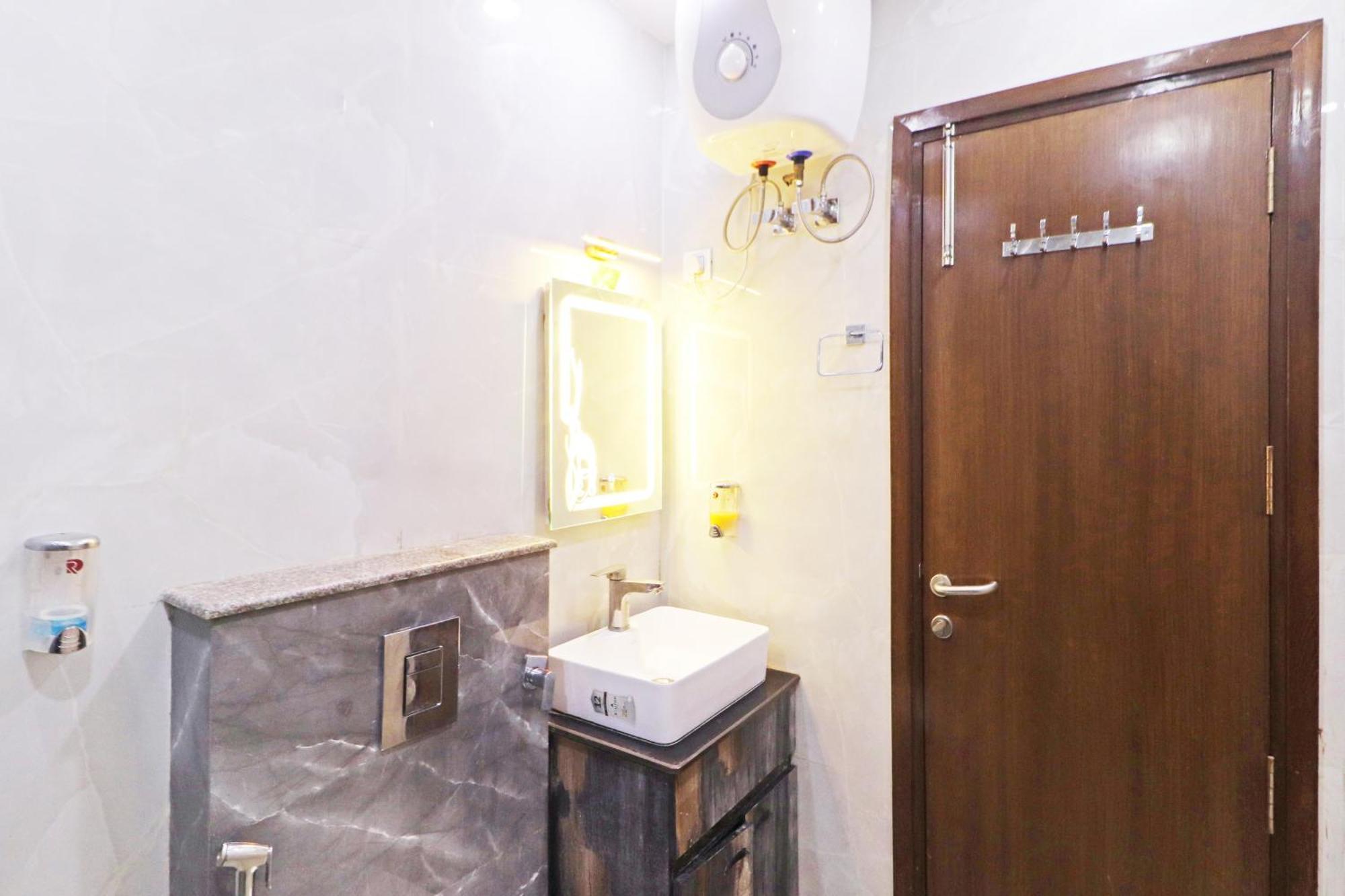 Hotel Samrat Residency 10 Mints Walking Distance Nizamuddin Railway Station Ню Делхи Екстериор снимка
