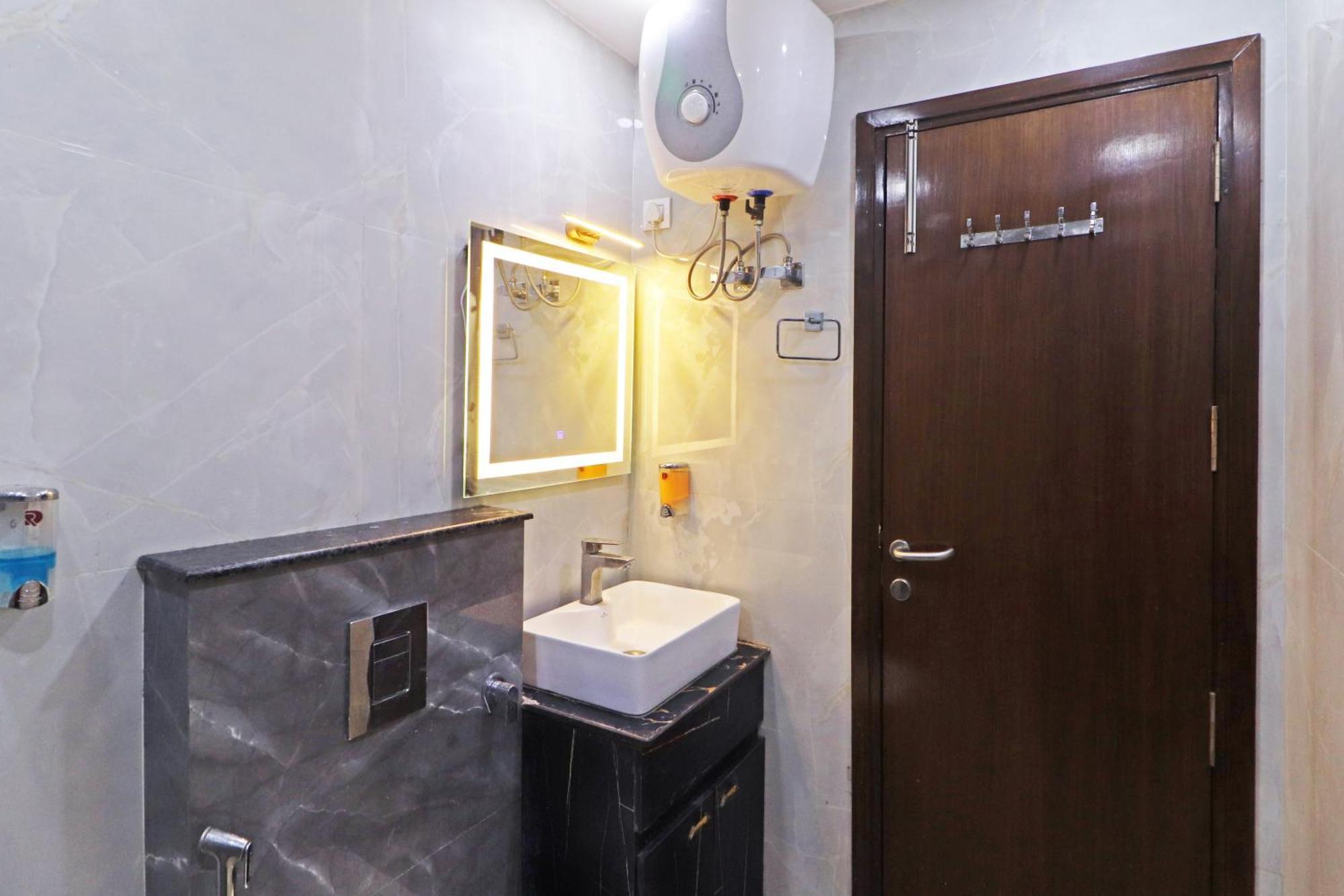 Hotel Samrat Residency 10 Mints Walking Distance Nizamuddin Railway Station Ню Делхи Екстериор снимка