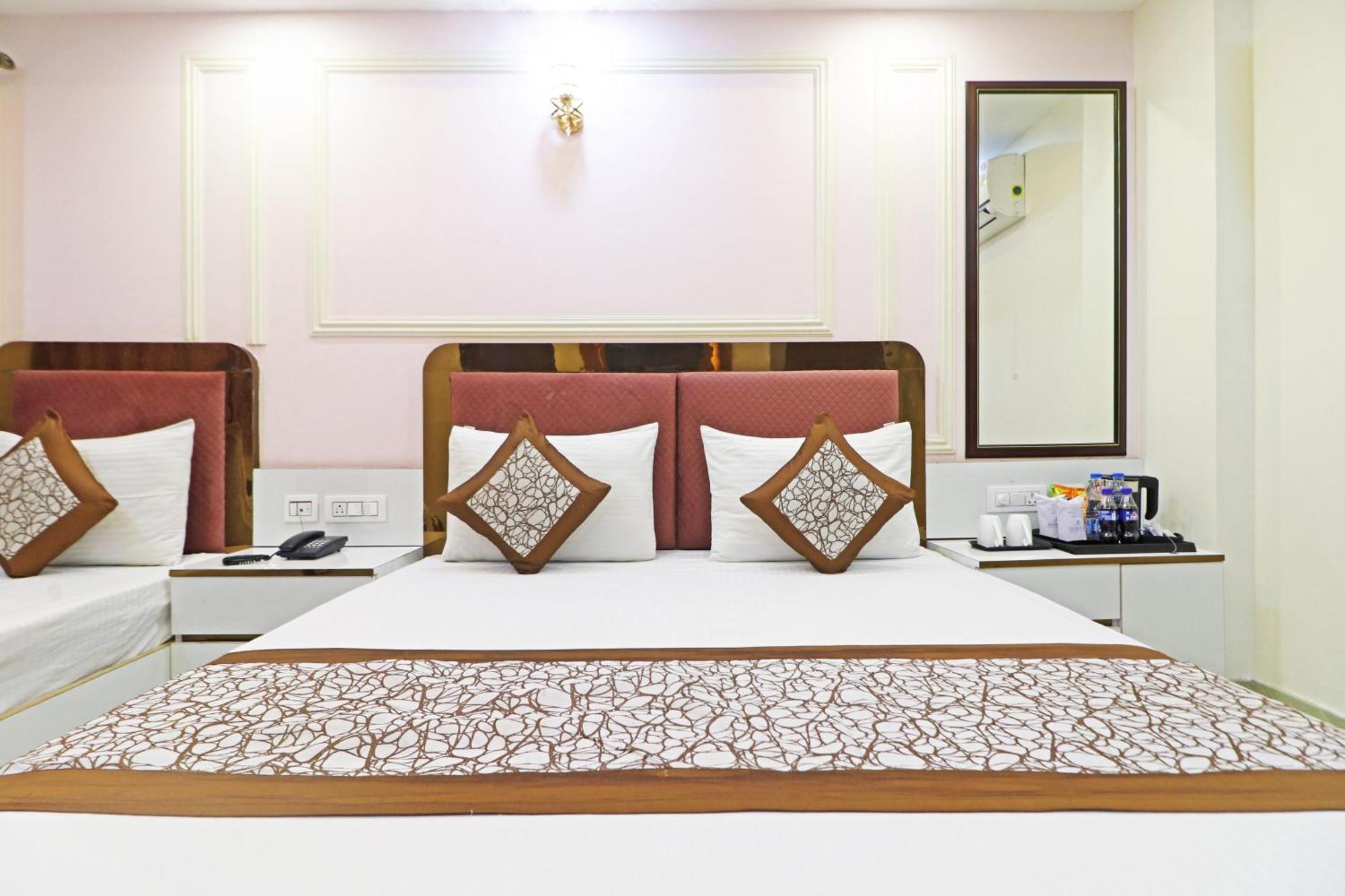 Hotel Samrat Residency 10 Mints Walking Distance Nizamuddin Railway Station Ню Делхи Екстериор снимка
