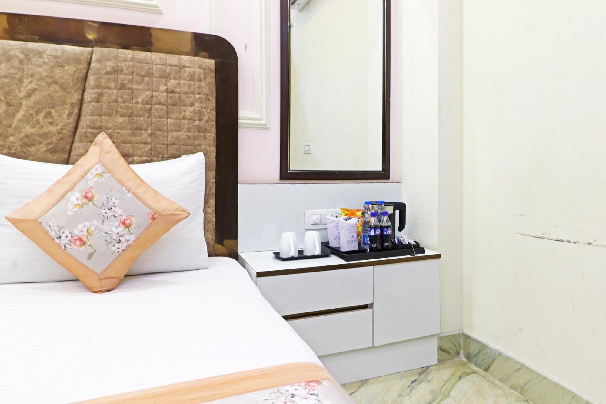 Hotel Samrat Residency 10 Mints Walking Distance Nizamuddin Railway Station Ню Делхи Екстериор снимка