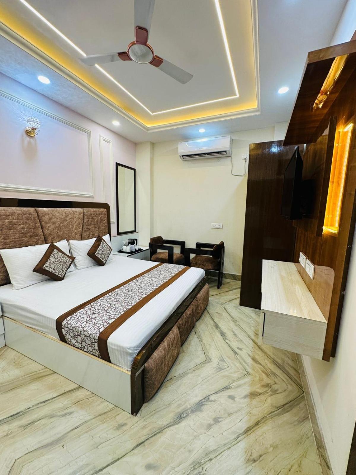 Hotel Samrat Residency 10 Mints Walking Distance Nizamuddin Railway Station Ню Делхи Екстериор снимка