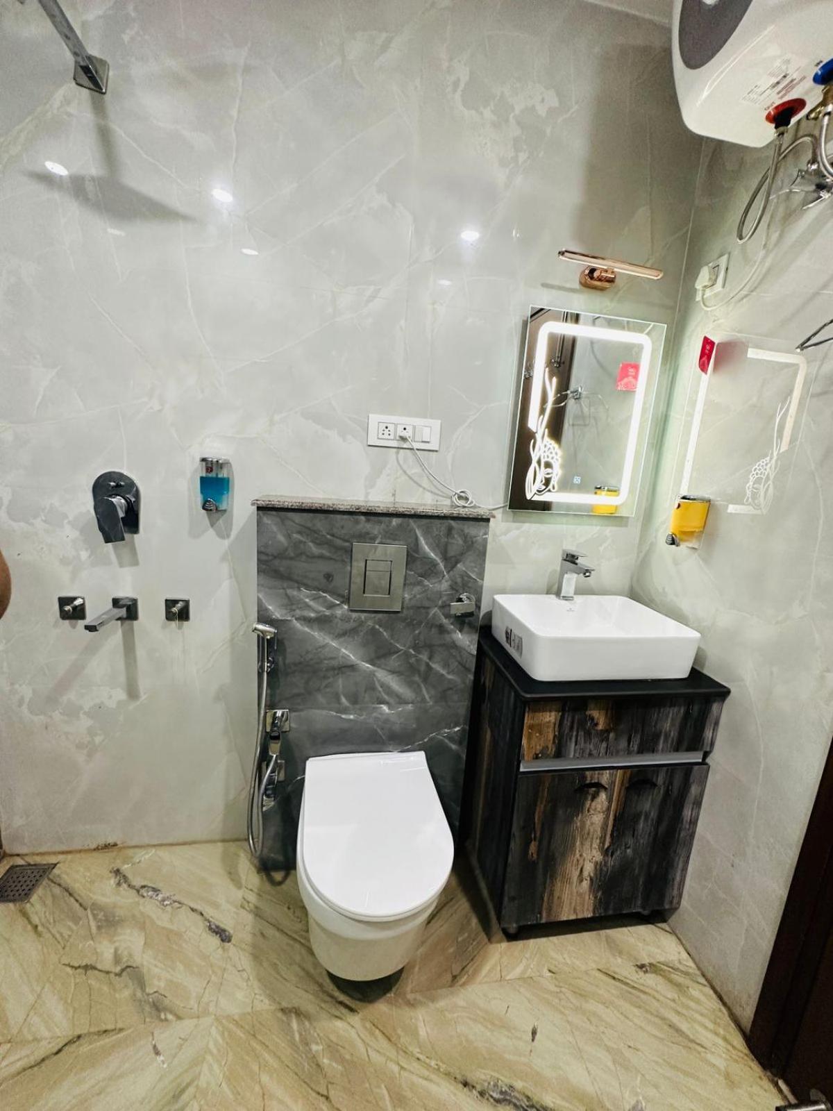 Hotel Samrat Residency 10 Mints Walking Distance Nizamuddin Railway Station Ню Делхи Екстериор снимка