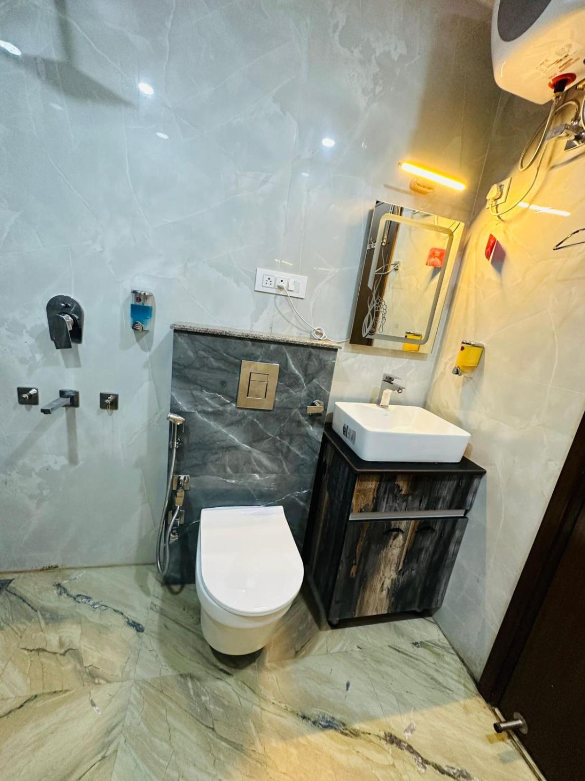 Hotel Samrat Residency 10 Mints Walking Distance Nizamuddin Railway Station Ню Делхи Екстериор снимка