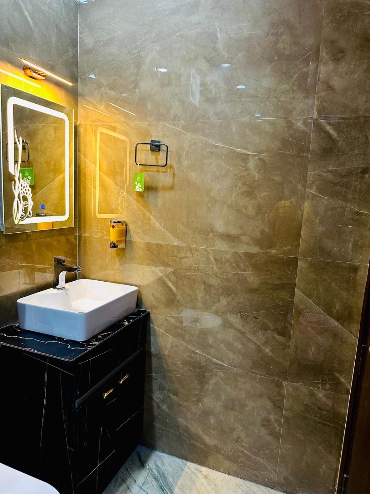 Hotel Samrat Residency 10 Mints Walking Distance Nizamuddin Railway Station Ню Делхи Екстериор снимка