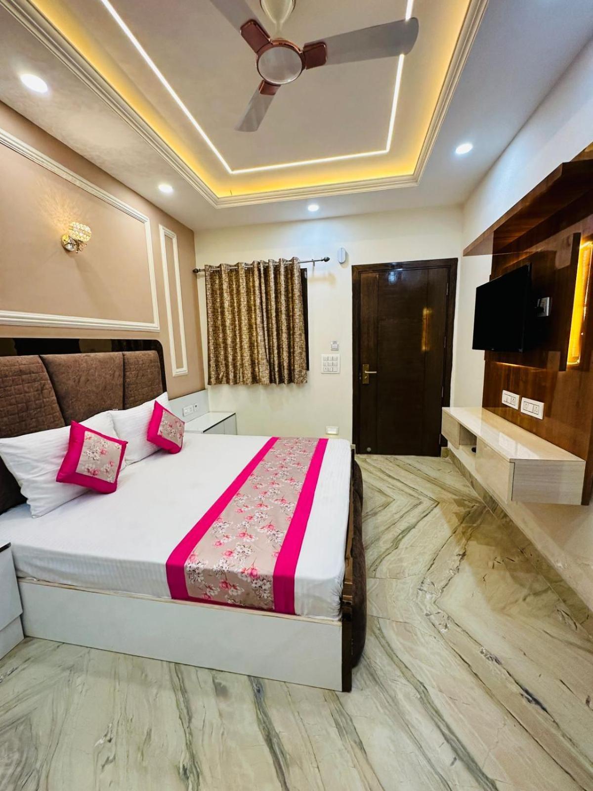 Hotel Samrat Residency 10 Mints Walking Distance Nizamuddin Railway Station Ню Делхи Екстериор снимка