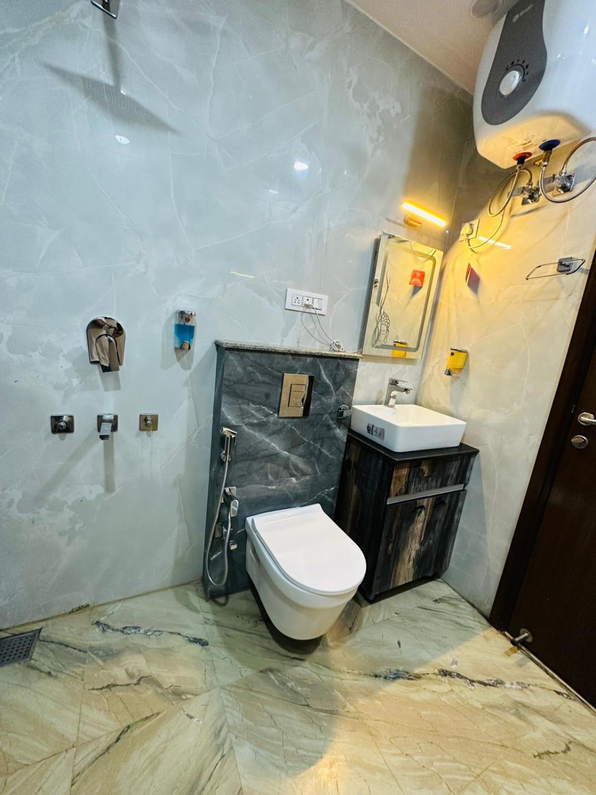 Hotel Samrat Residency 10 Mints Walking Distance Nizamuddin Railway Station Ню Делхи Екстериор снимка