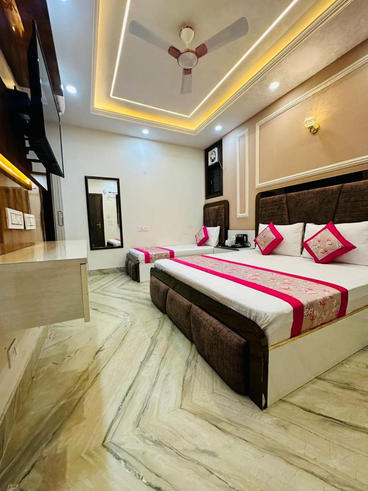 Hotel Samrat Residency 10 Mints Walking Distance Nizamuddin Railway Station Ню Делхи Екстериор снимка